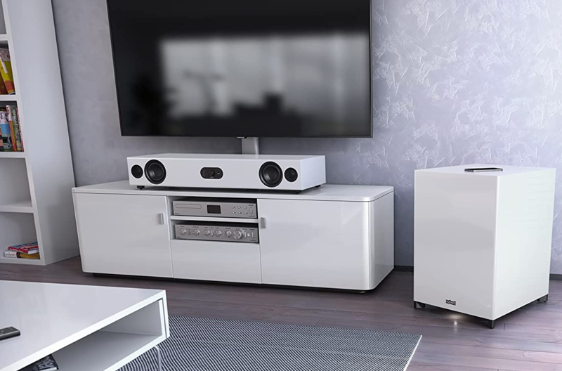 Weiße nuPro AS-3500 Soundbar auf weißem Sideboard unter Fernseher